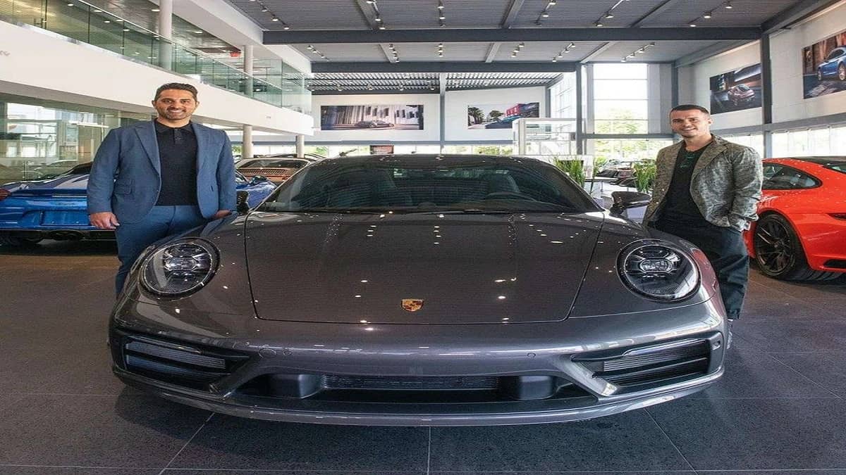 تعرف على سبب وجود لاعب الهلال جيوفينكو بمعرض لسيارات بورش بإيطاليا