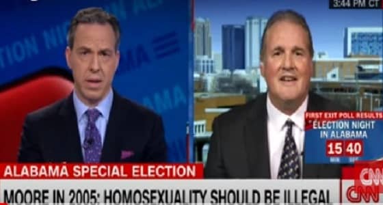 بالفيديو: مذيع أمريكي يستهزئ بنائب جمهوري