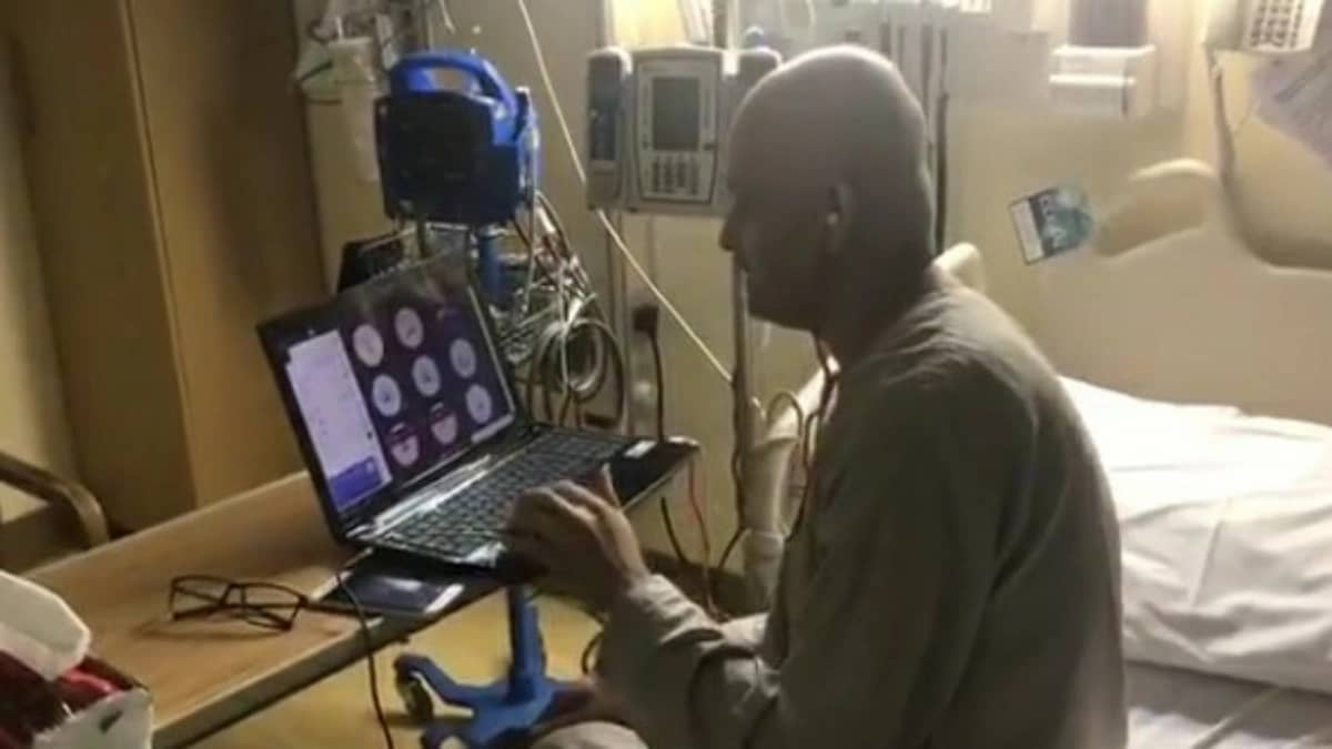 شاهد.. مدرس مريض بالسرطان يتابع تلاميذه عبر "مدرستي" من على السرير الأبيض