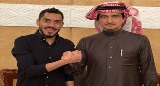 بالصور.. عبدالعزيز الدوسري ينضم إلى النصر رسميا