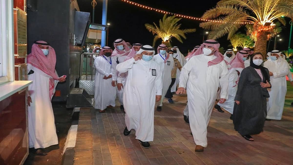 بالصور.. أمير الجوف يفتتح مهرجان التذوق لدعم شباب الفود ترك بالمنطقة