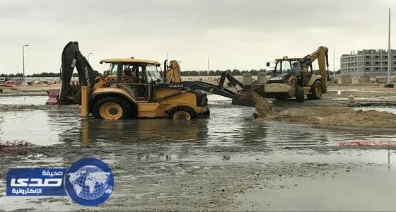 بالصور.. خدمات مياه الدمام تسيطر على كسر بأحد الخطوط الرئيسية للصرف