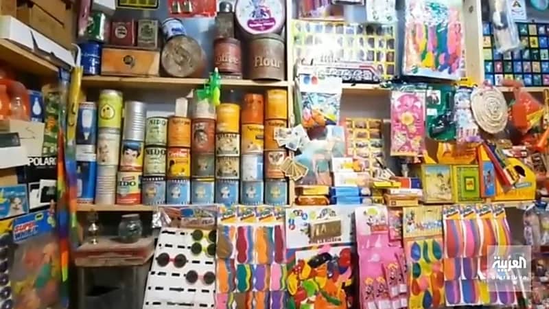 بالفيديو.. مواطن يحول دكانه إلى متحف يجمع المنتجات النادرة بروضة سدير
