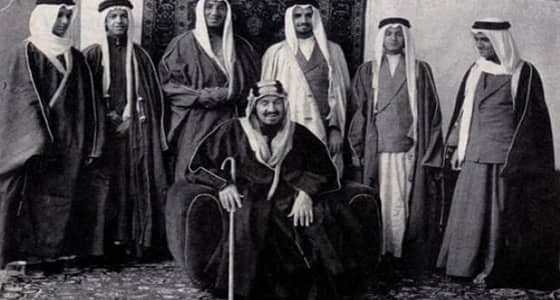 الملك عبدالعزيز و6 من أبناءه في قصر المربع قبل 77 عامًا