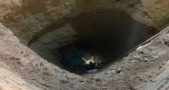 بالصور.. عشريني يسقط في بئر مهجورة بخيبر