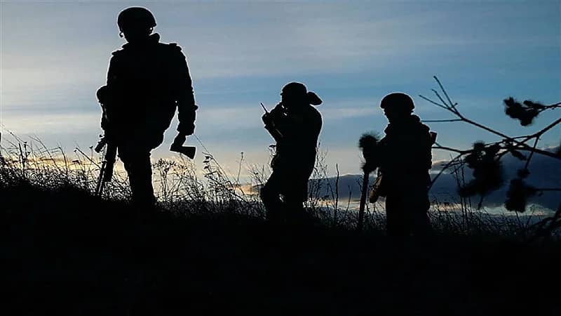 امرأة توشي بمكان زوجها في جبهة القتال بأوكرانيا