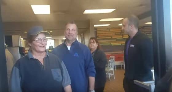 بالفيديو.. زبون يفاجئ موظفة مطعم بهدية غير متوقعة!