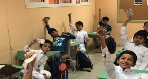 بالفيديو.. والدة معلم متوفى بالزلفي توزع هدايا مالية على تلاميذه