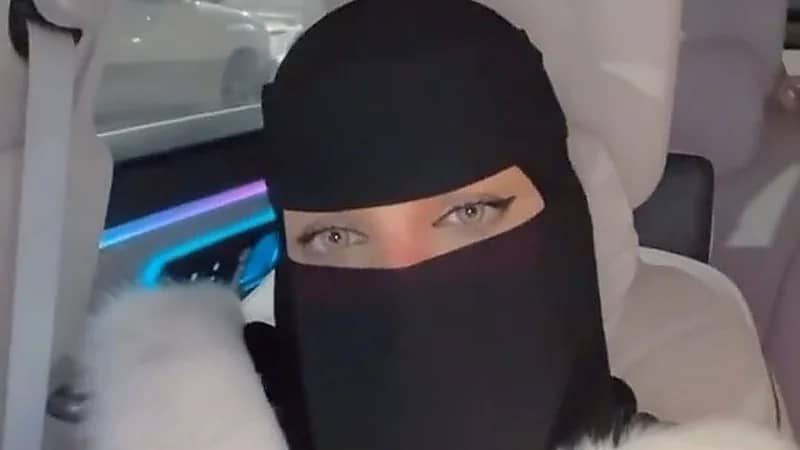 العنود اليوسف تعاتب زوجها: مو بس أمك اللي تبوس يدها.. فيديو