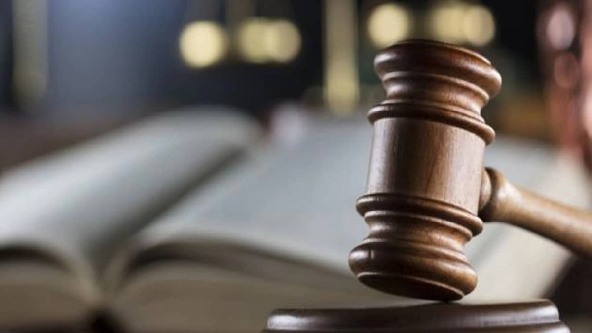 قاض يصرف النظر عن دعوى مقلوبة