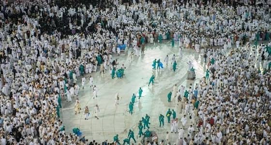 بالصور..كيفية تجفيف وتنظيف صحن المطاف من مياه الأمطار