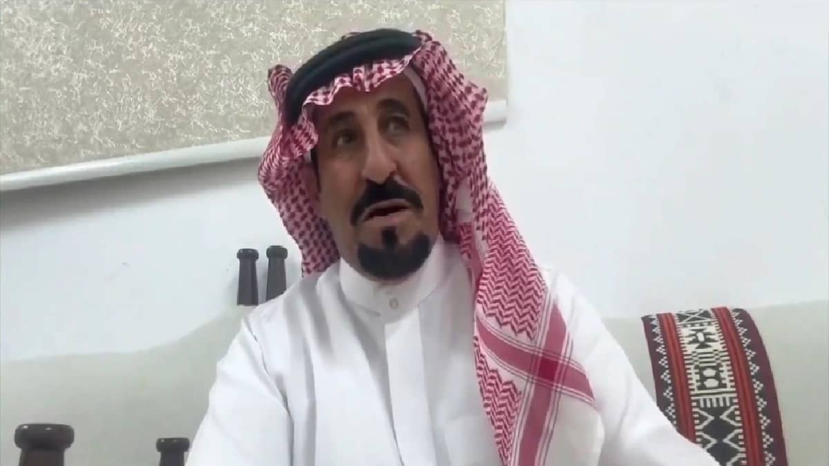 تعليم تبوك يكرم حارس مدرسة بتيماء بعد إيقافه حريق سيارة.. فيديو