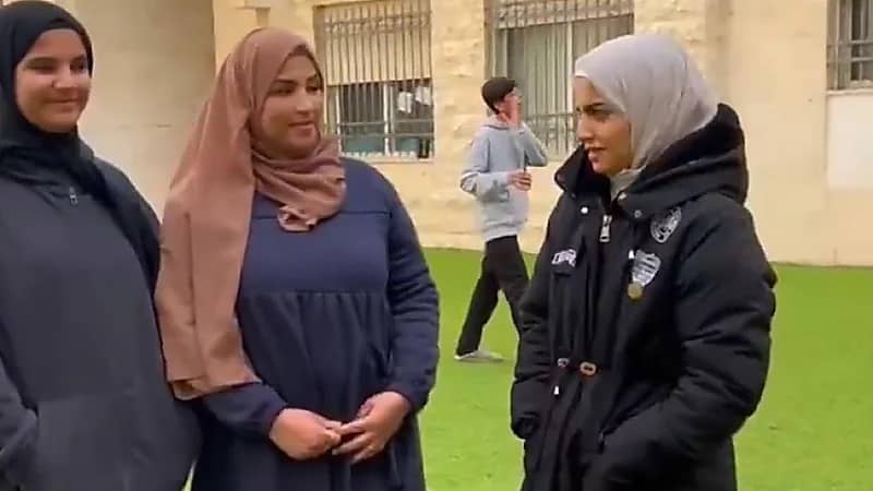 لاجئة سورية لا تتحدث ولا تسمع تكفلت المملكة برعايتها هي وابنتيها .. فيديو