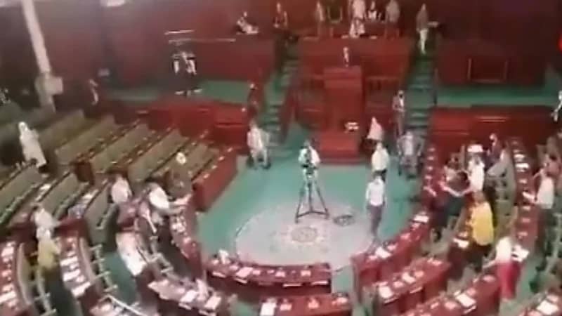 نائب تونسي يعتدي بالضرب على عبير موسى ويصفعها على وجهها داخل البرلمان " فيديو "