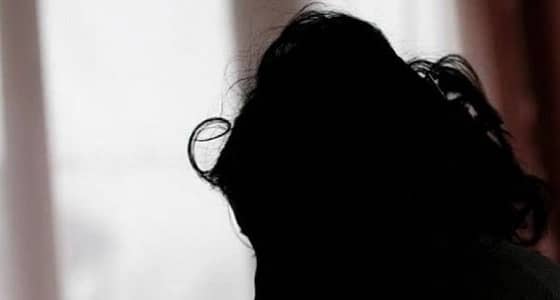 زوجة تطلب الخلع بعد قيام زوجها بحلاقة حاجبيها!