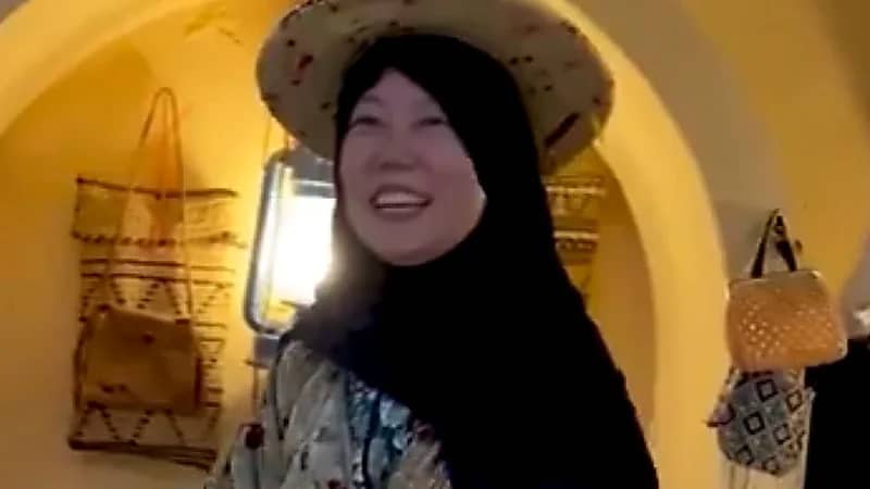 سائحات آسيويات يرتدين الزي الشعبي لمنطقة جازان .. فيديو