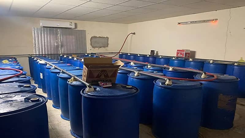 بالصور.. ضبط مصنعًا بداخله 100 برميلًا لتصنيع الخمر بمكة