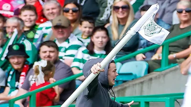 مشجع يقتحم ملعب ويسرق راية ركنية بمواجهة مانشستر وسيلتك .. صور