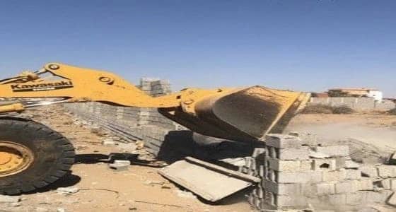 ‏إزالة 17 موقعا مخالفا من أسوار ومبانٍ شعبية في جدة