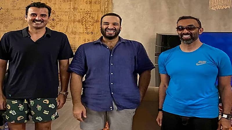 لقاء ودي أخوي يجمع ولي العهد مع أمير قطر والشيخ طحنون في البحر الأحمر (صورة)