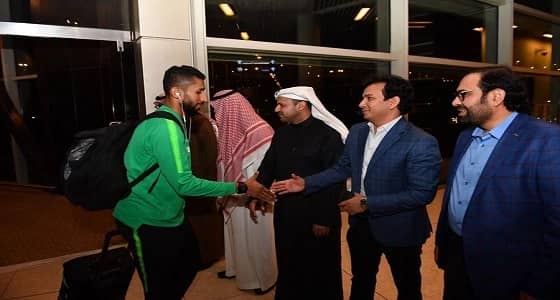 بالصور.. لحظة وصول بعثة المنتخب إلى عمان