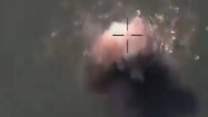 شاهد.. لحظة استهداف أحد الزورقين المفخخين في الحديدة