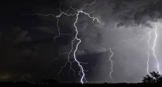 إنذارين بوجود سحب رعدية على جازان وعسير