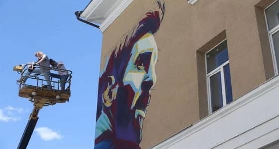 جدارية ميسي تواجه رونالدو بكازان