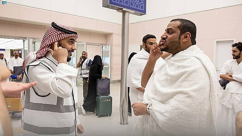 صور..لحظة وصول 300 ضيف من ذوي الإعاقة إلى جدة لأداء الحج