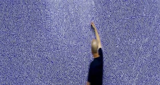 بالصور.. فنان يخبئ أسرارا في لوحاته الغريبة