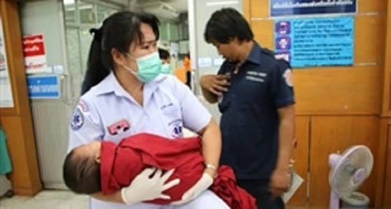 بالصور.. سيدة تطعن أبنائها ونفسها 20 مرة لتخلي زوجها عنها