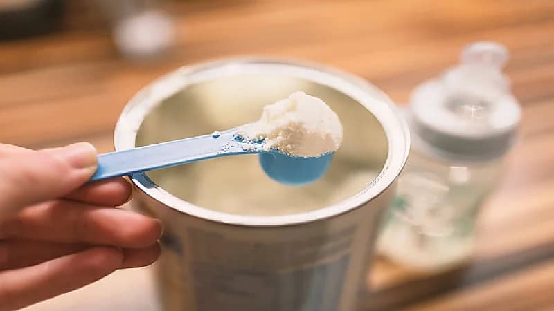 بالفيديو .. "الغذاء والدواء": سحبنا منتجات حليب الأطفال الملوثة ببكتيريا "السالمونيلا" بالمملكة