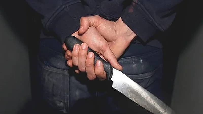 معتل نفسيا يطعن والديه