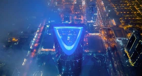 بالصور.. منظر خلاب لناطحات السحاب في الرياض تعانق الضباب