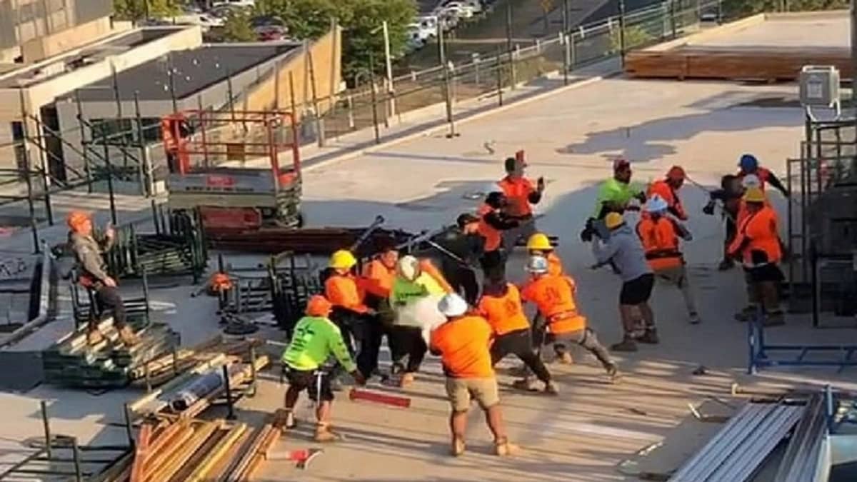 طريقة وحشية لعقاب المتأخرين عن العمل (فيديو)