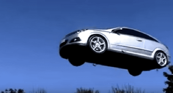 بالفيديو.. السيارة الطائرة في شوارع أوروبا