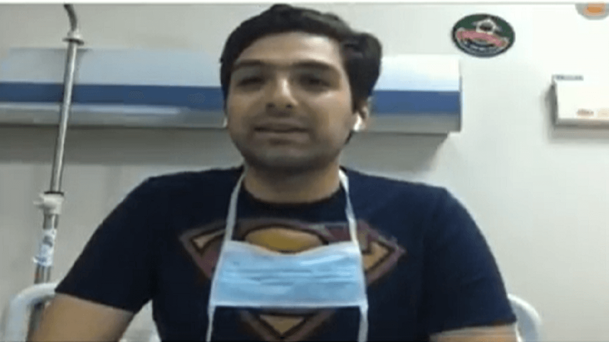 بالفيديو.. رسالة مؤثرة من طبيب لوالدته التي أخذت العدوى منه 