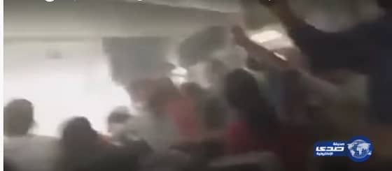 شاهد.. اللحظات الأولى لفزع ركاب "طائرة الإمارات" المشتعلة