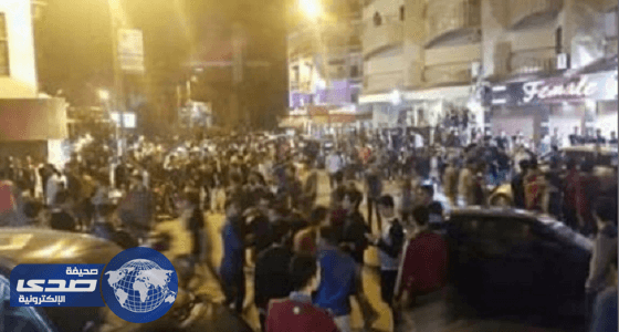 بالفيديو.. فتاة تتعرض للتحرش الجماعي لارتدائها ملابس مثيرة