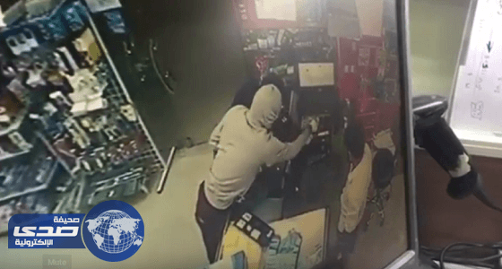 بالفيديو.. سطو مسلح علي محل تجاري في القطيف