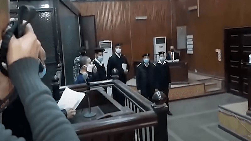 شاهد.. الظهور الأول لـ سفاح قتل زوجته و 3 آخرين في قفص المحكمة