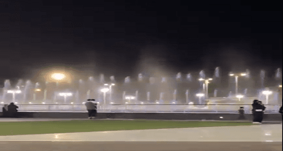 شاهد.. النافورة التفاعلية بحديقة النورس برابغ تتراقص في مشهد رائع