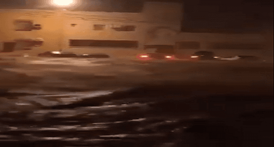 بالفيديو.. " ميكونو " يغرق شواطيء صلالة