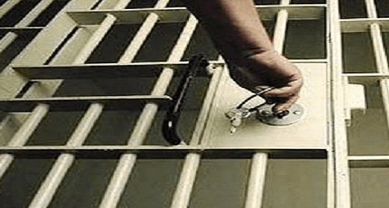 سجن وجلد مقيم عثر بحوزته على صور نساء من حفلات إفراح سعودية