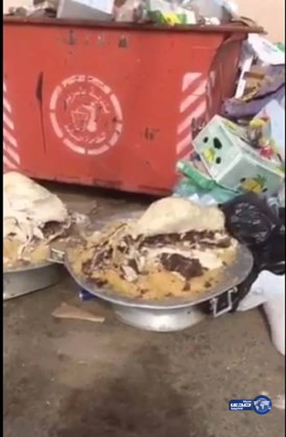 بالفيديو.. مشاهد التبذير والإسراف تتجسد في إلقاء"مفطحات" بجانب صناديق القامة خاصة بصالة أفراح