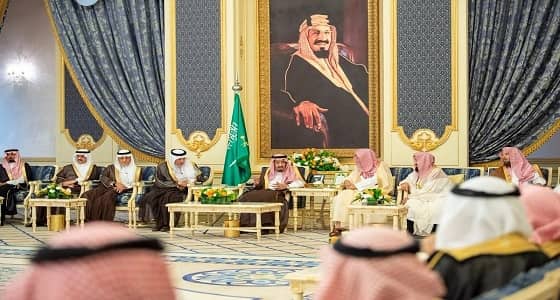 بالصور.. خادم الحرمين الشريفين يستقبل أصحاب الفضيلة العلماء وجمعا من المواطنين
