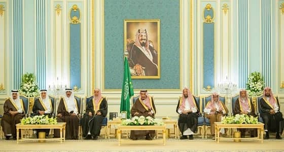 بالصور.. خادم الحرمين يستقبل الأمراء ومفتي المملكة والعلماء وجمعا من المواطنين