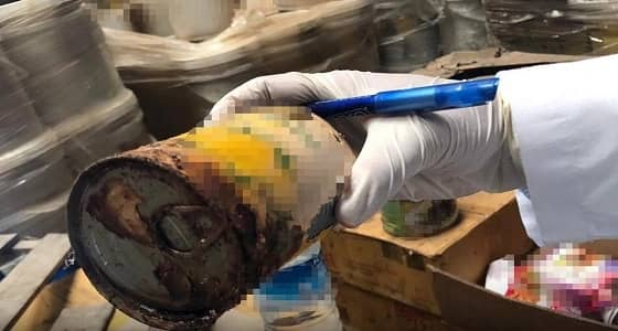 بالصور.. ضبط 56 طنا من المواد الغذائية التالفة في مستودع بجدة