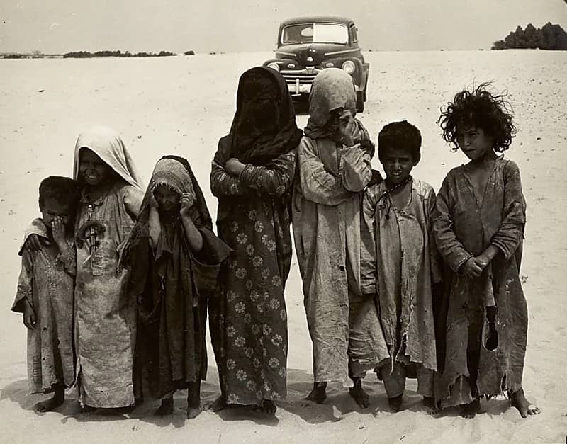 صورة فيها من العفوية والبراءة الكثير لأطفال في فترة الخمسينيات