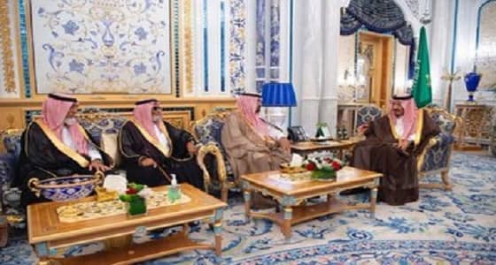 بالصور.. خادم الحرمين يستقبل أسرة الفقيد اللواء عبدالعزيز الفغم رحمه الله